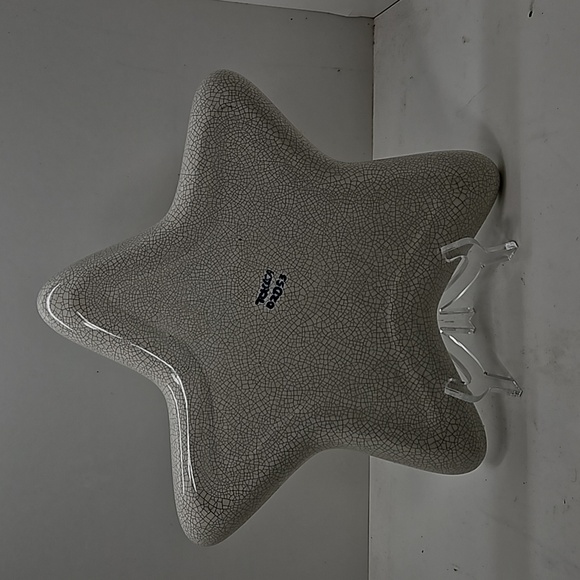 Dedham Pottery/ Potting Shed 13 in. Star Shaped Rabbit Dish - Picture 2 of 3